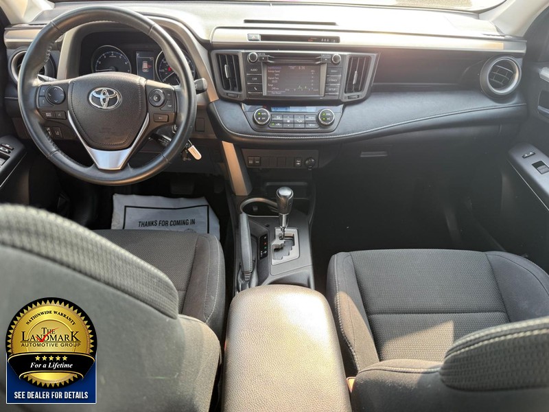Toyota RAV4 Vehicle Full-screen Gallery Image 15