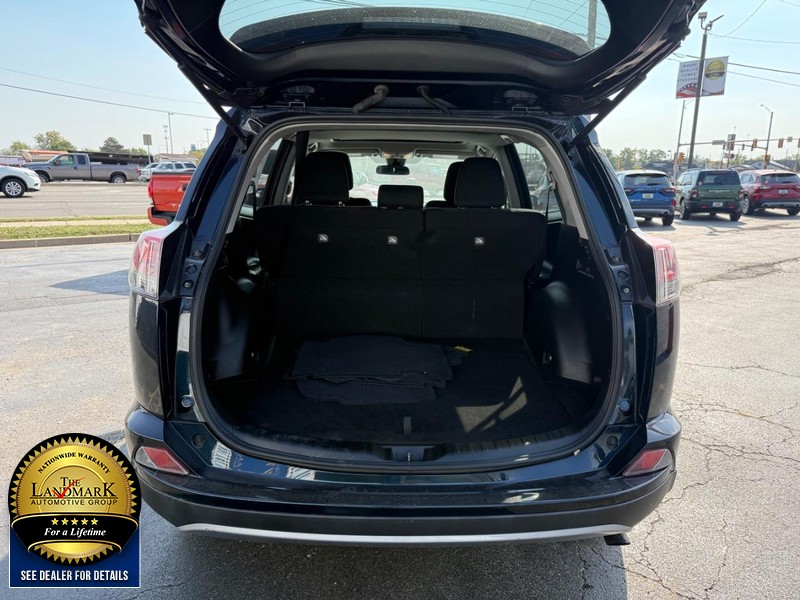 Toyota RAV4 Vehicle Full-screen Gallery Image 18