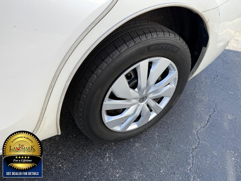 Toyota Corolla Vehicle Full-screen Gallery Image 19