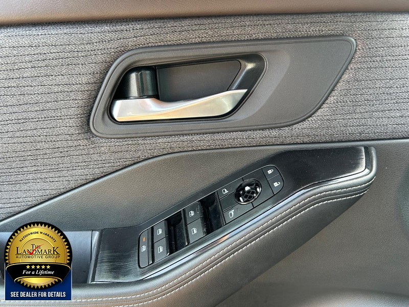 Nissan Rogue Vehicle Full-screen Gallery Image 08