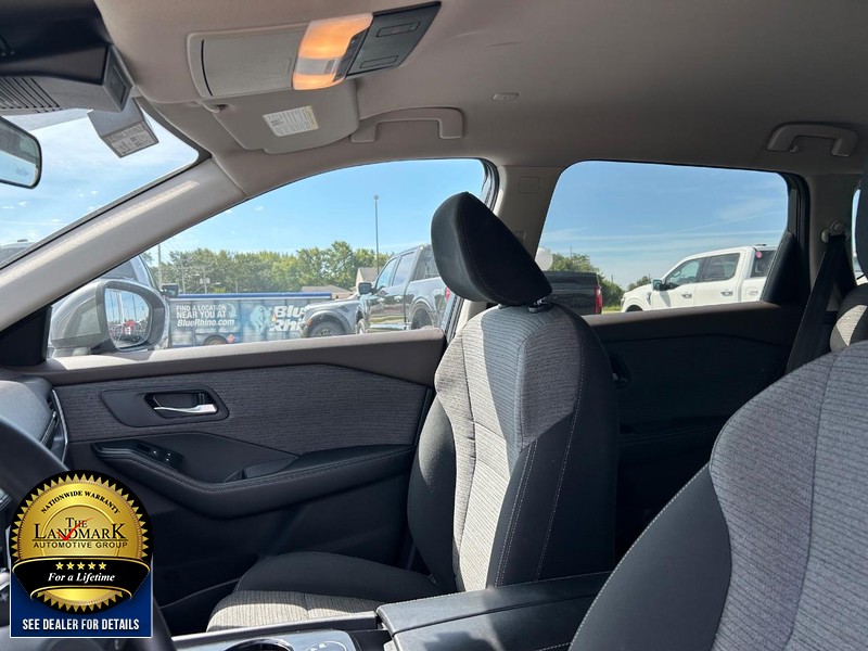 Nissan Rogue Vehicle Full-screen Gallery Image 09