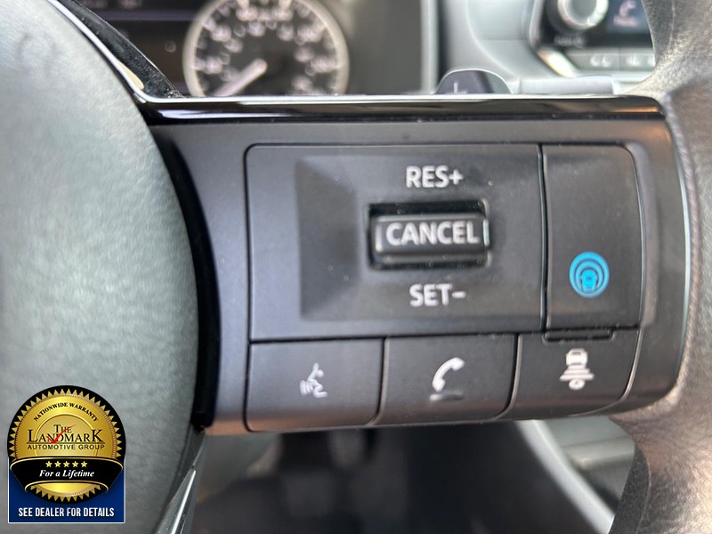 Nissan Rogue Vehicle Full-screen Gallery Image 11