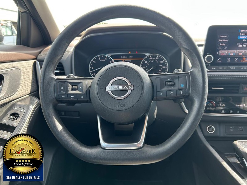 Nissan Rogue Vehicle Full-screen Gallery Image 16