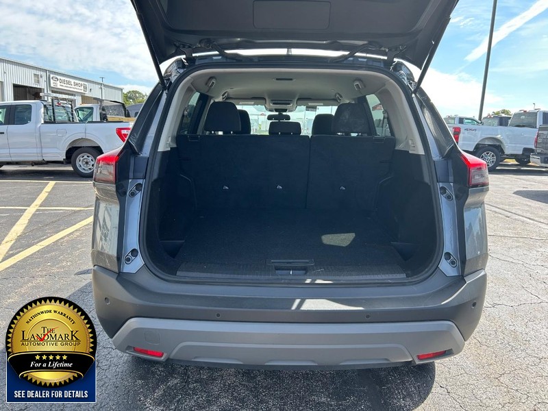 Nissan Rogue Vehicle Full-screen Gallery Image 18