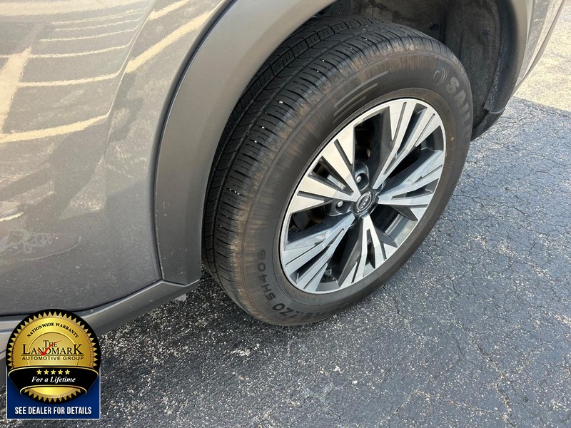 Nissan Rogue Vehicle Full-screen Gallery Image 19