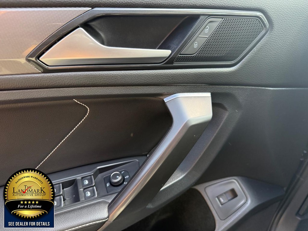 Volkswagen Tiguan Vehicle Full-screen Gallery Image 8