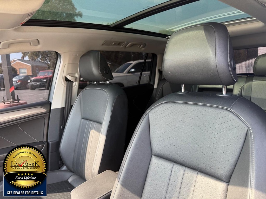 Volkswagen Tiguan Vehicle Full-screen Gallery Image 9