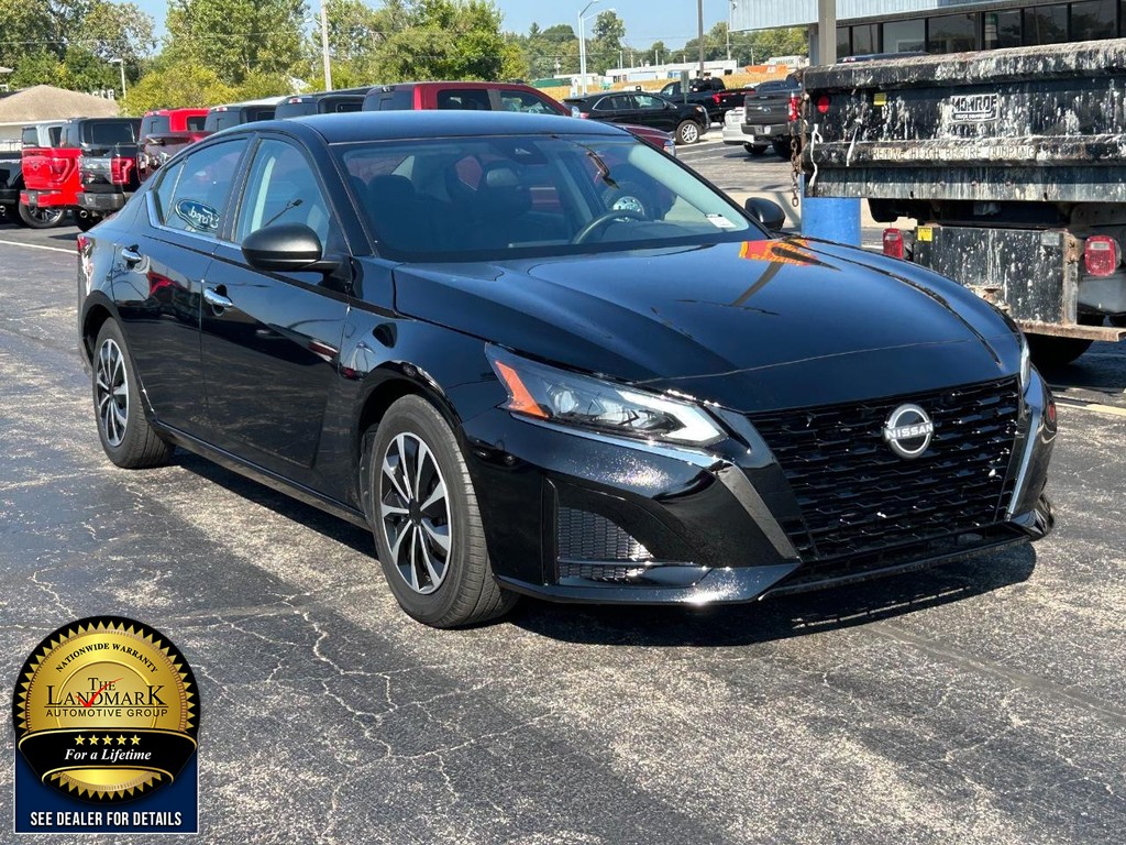 Nissan Altima Vehicle Full-screen Gallery Image 3