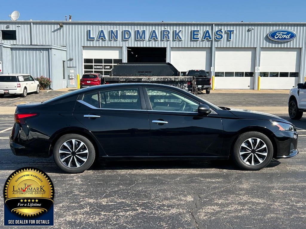 Nissan Altima Vehicle Full-screen Gallery Image 4