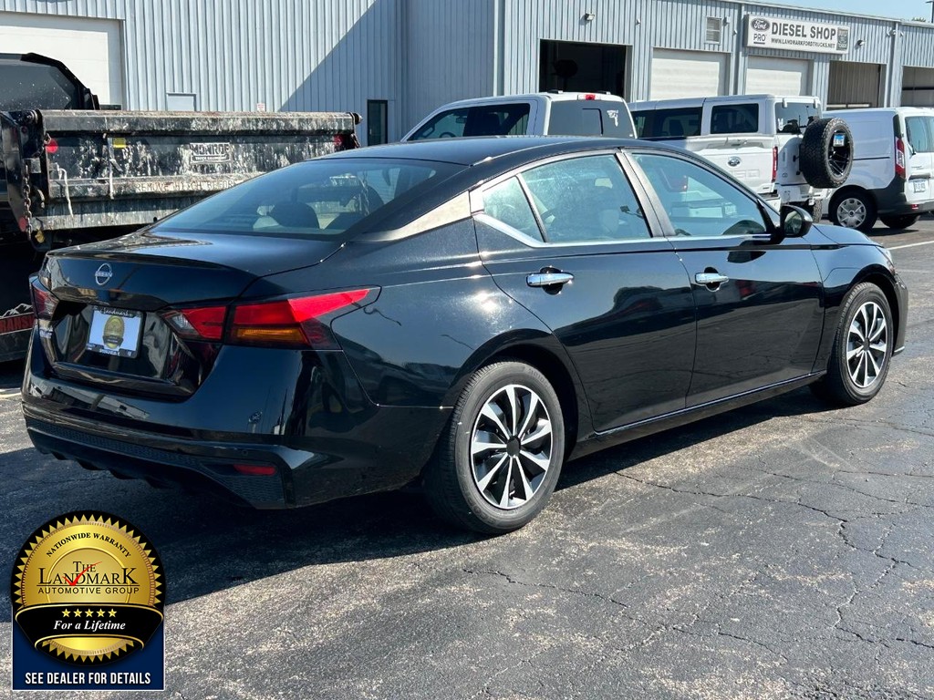 Nissan Altima Vehicle Full-screen Gallery Image 5