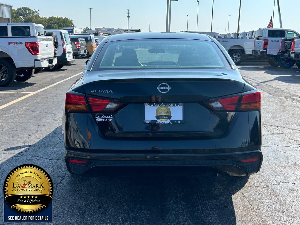 Nissan Altima Vehicle Full-screen Gallery Image 6