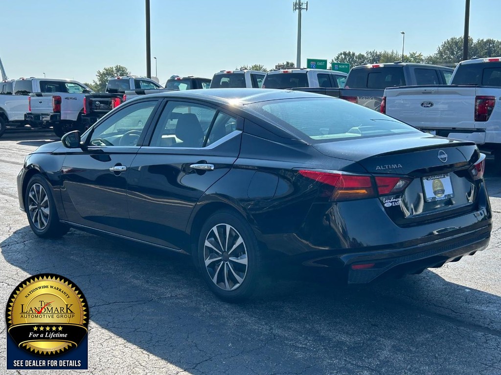 Nissan Altima Vehicle Full-screen Gallery Image 7