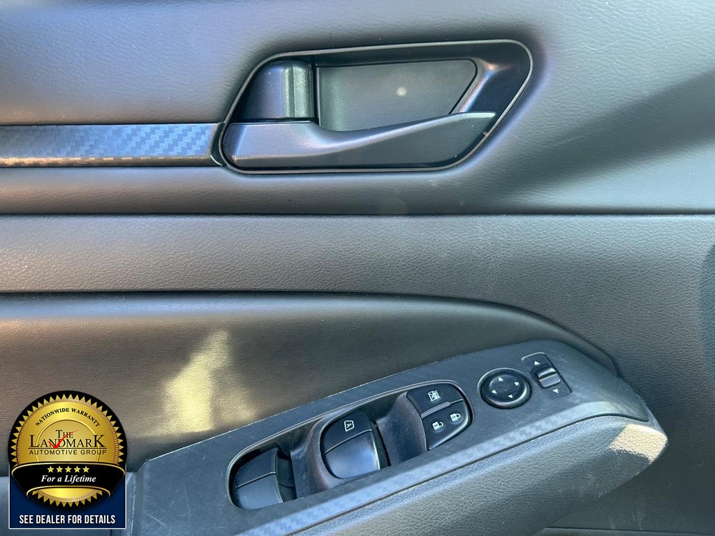 Nissan Altima Vehicle Full-screen Gallery Image 8