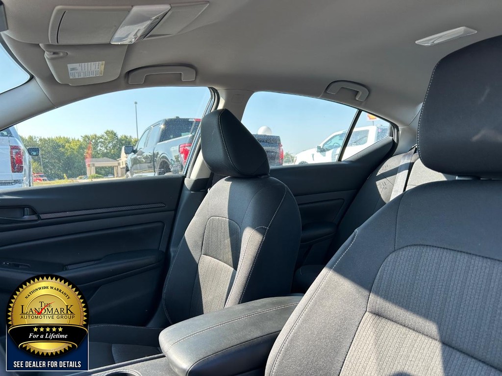 Nissan Altima Vehicle Full-screen Gallery Image 9