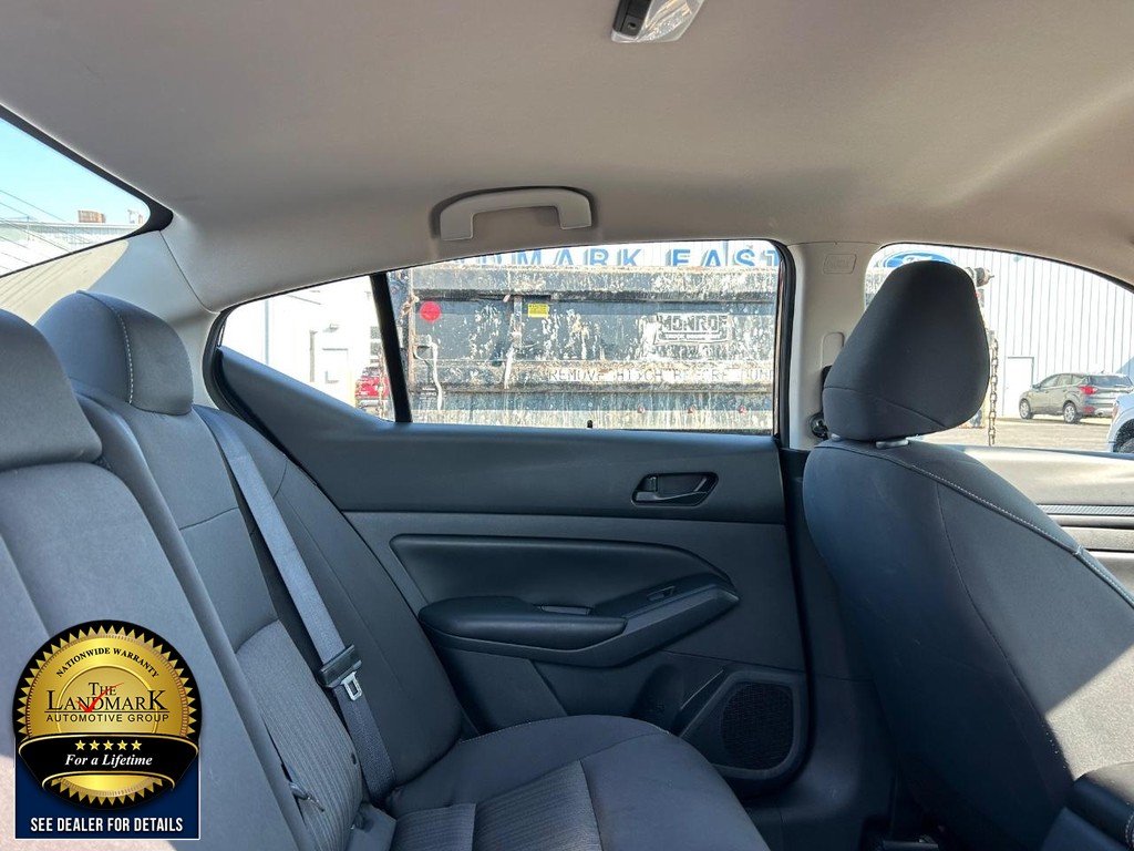 Nissan Altima Vehicle Full-screen Gallery Image 14