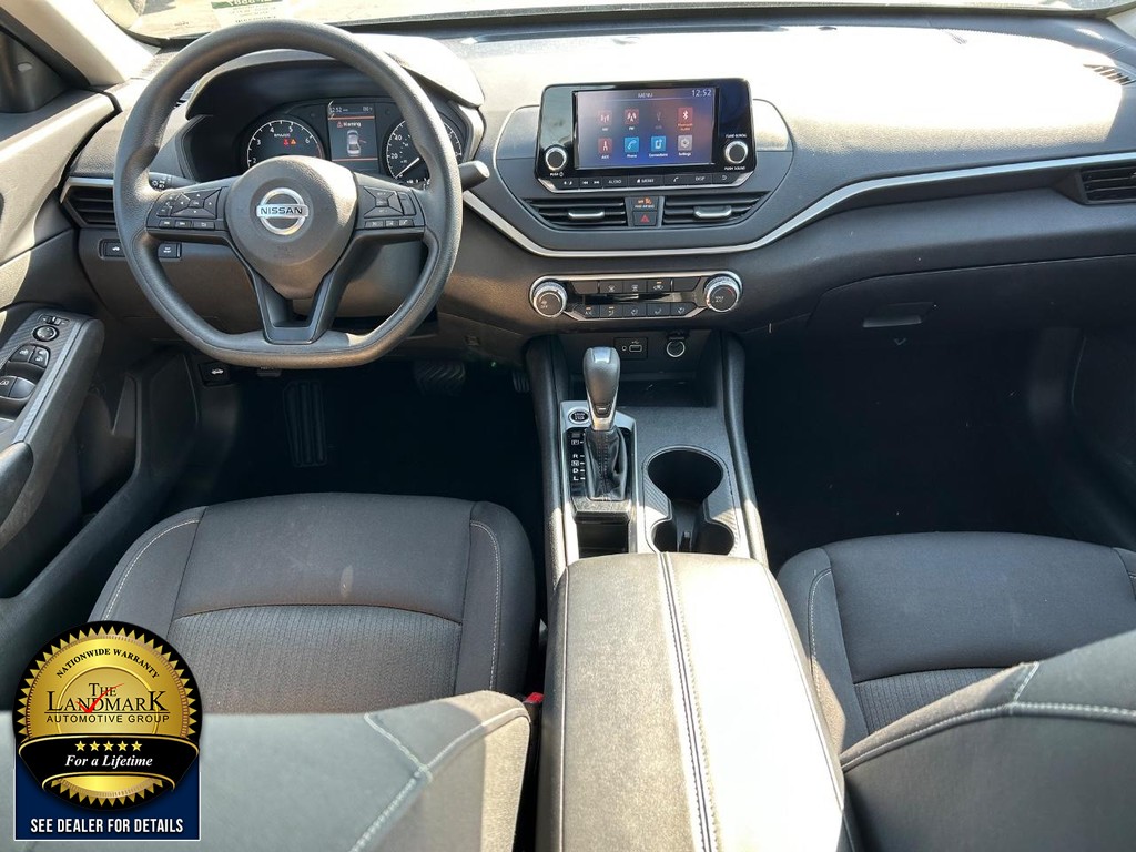 Nissan Altima Vehicle Full-screen Gallery Image 15