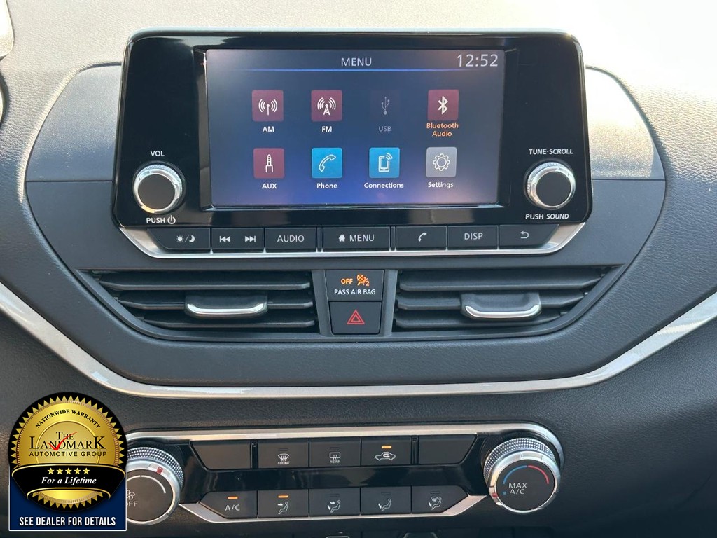 Nissan Altima Vehicle Full-screen Gallery Image 17