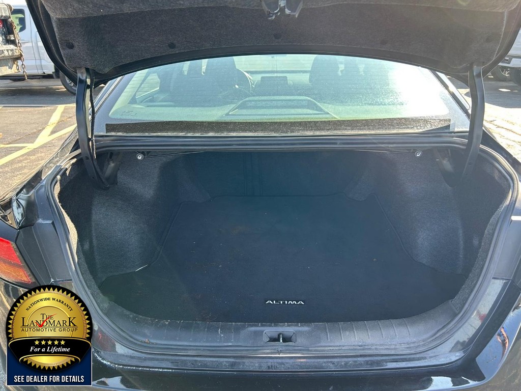 Nissan Altima Vehicle Full-screen Gallery Image 18