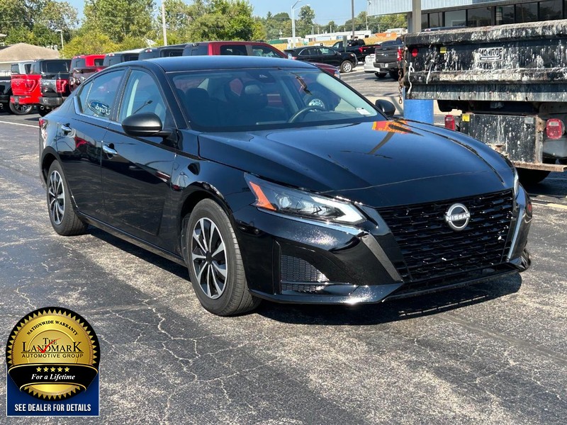 Nissan Altima Vehicle Full-screen Gallery Image 02