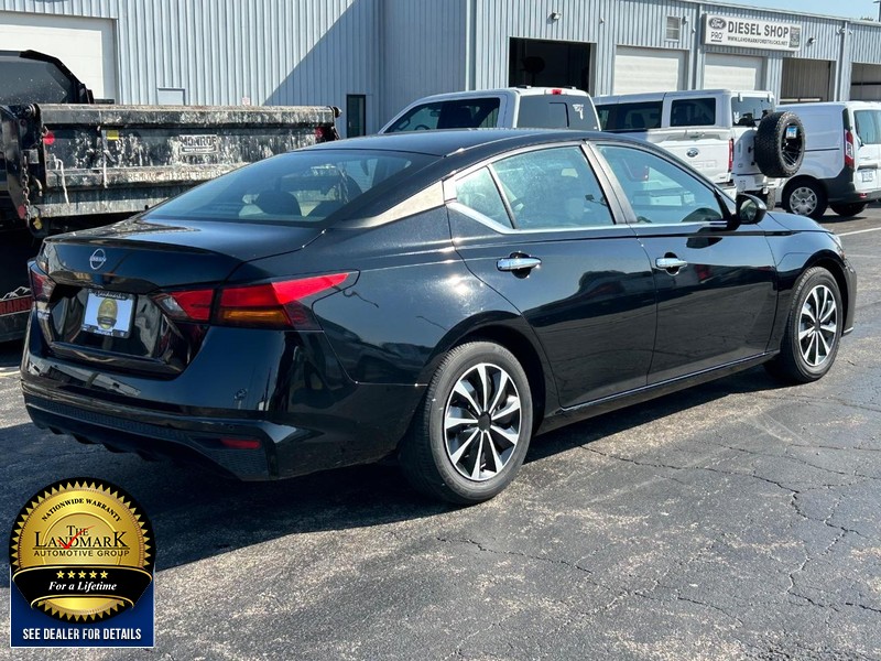 Nissan Altima Vehicle Full-screen Gallery Image 03