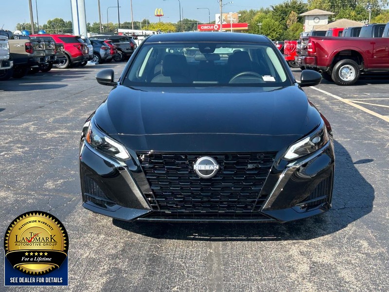 Nissan Altima Vehicle Full-screen Gallery Image 04