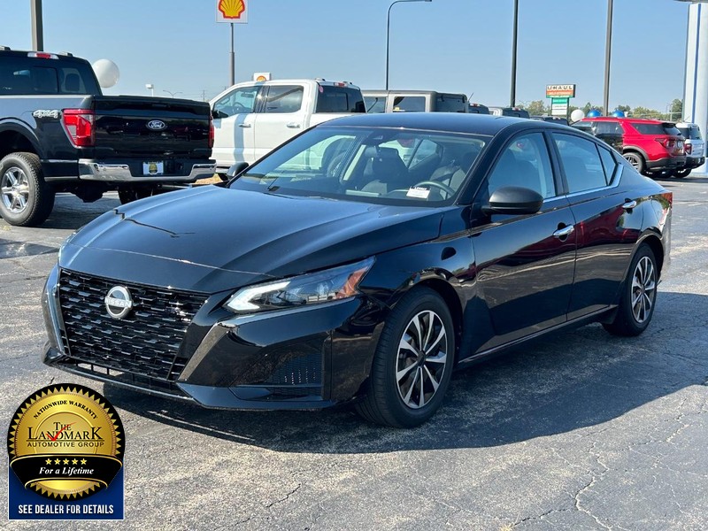 Nissan Altima Vehicle Full-screen Gallery Image 05