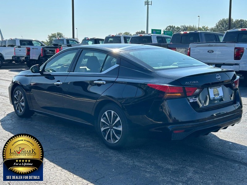 Nissan Altima Vehicle Full-screen Gallery Image 06