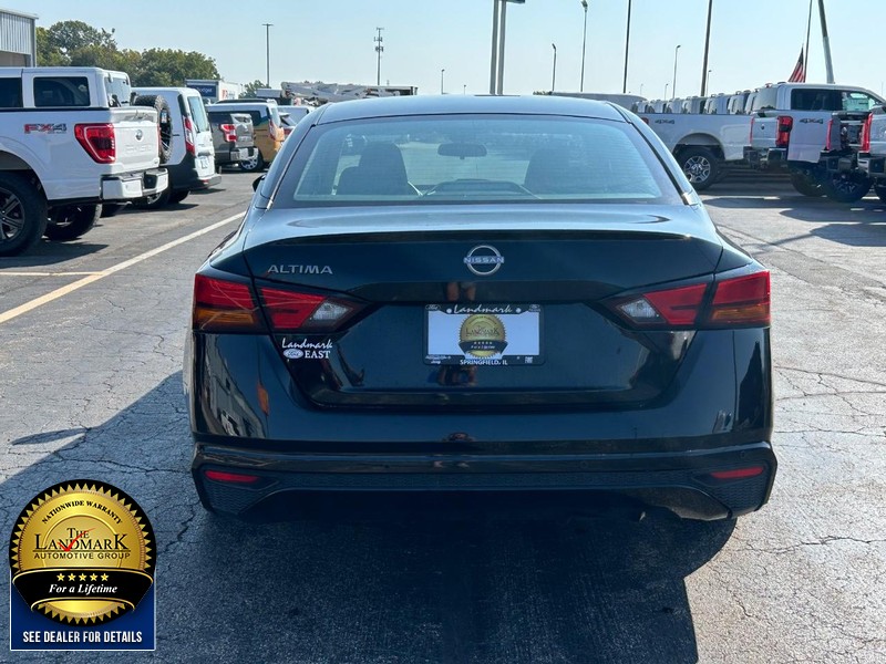 Nissan Altima Vehicle Full-screen Gallery Image 07