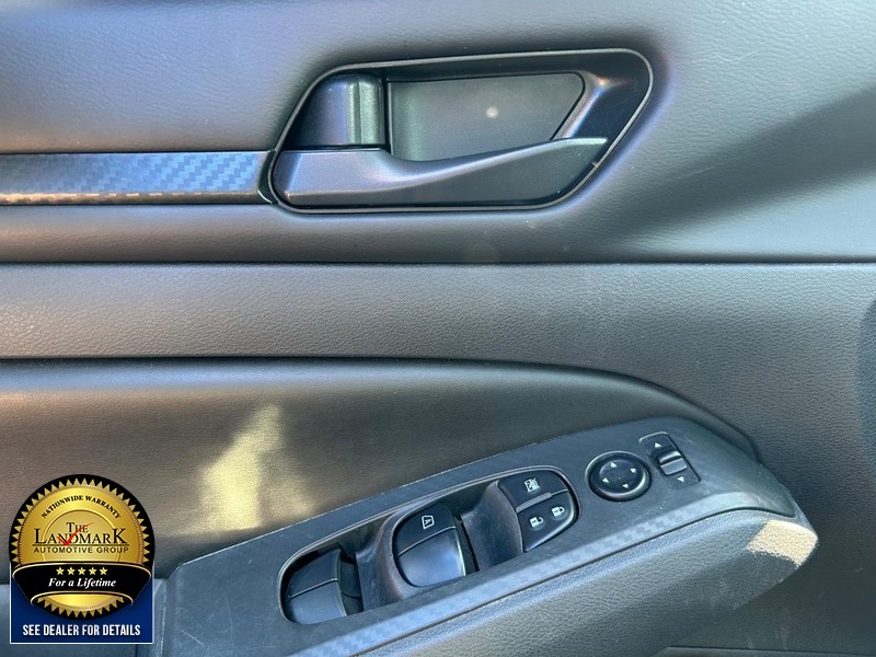 Nissan Altima Vehicle Full-screen Gallery Image 08