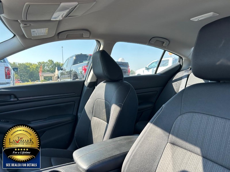 Nissan Altima Vehicle Full-screen Gallery Image 09