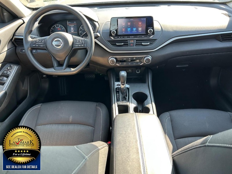 Nissan Altima Vehicle Full-screen Gallery Image 15