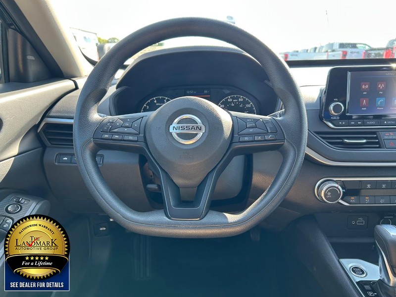 Nissan Altima Vehicle Full-screen Gallery Image 16