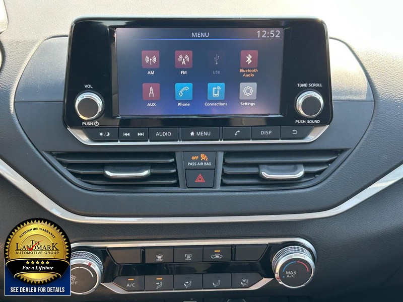 Nissan Altima Vehicle Full-screen Gallery Image 17