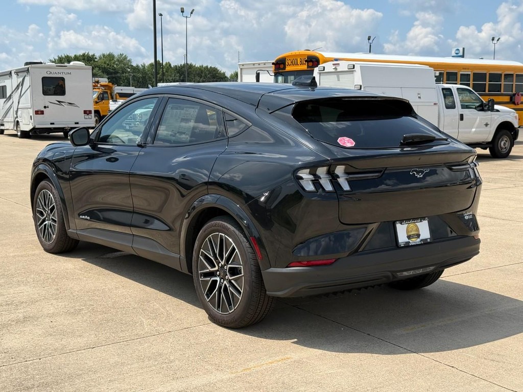 Ford Mustang Mach-E Vehicle Full-screen Gallery Image 7