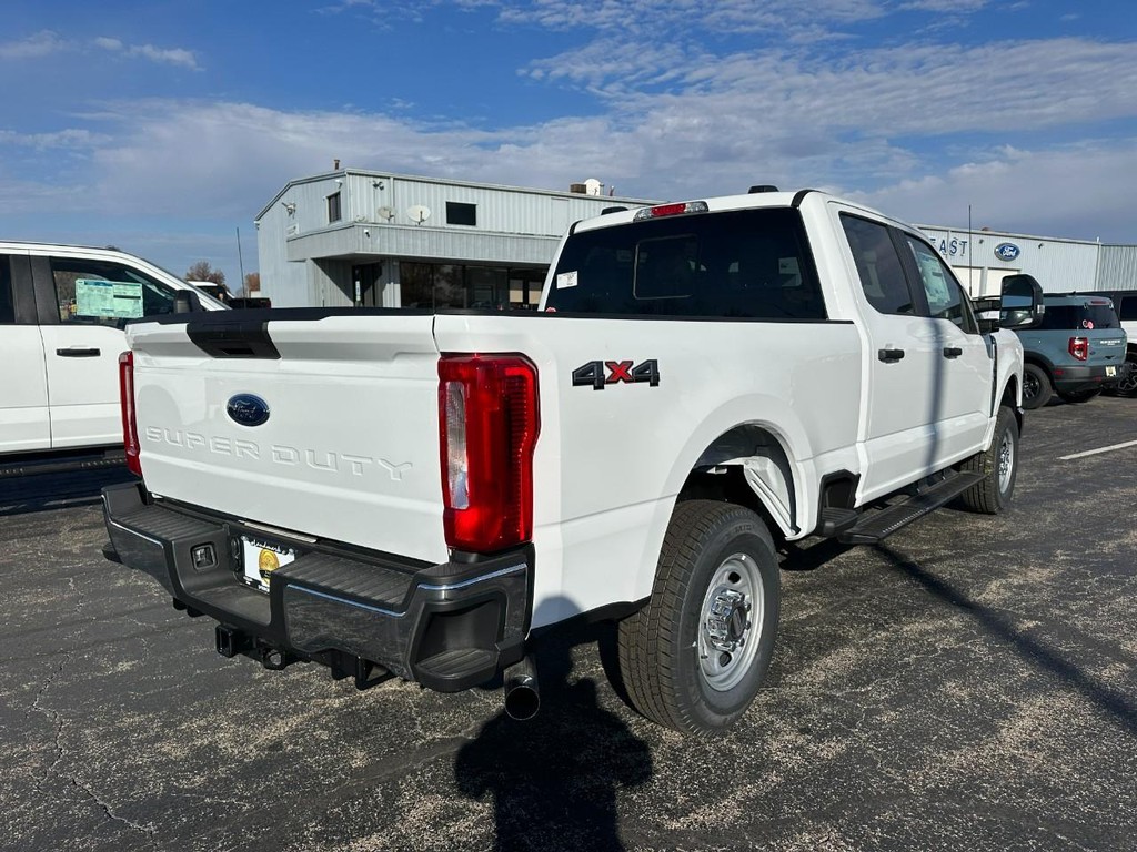 Ford Super Duty F-250 SRW Vehicle Full-screen Gallery Image 3