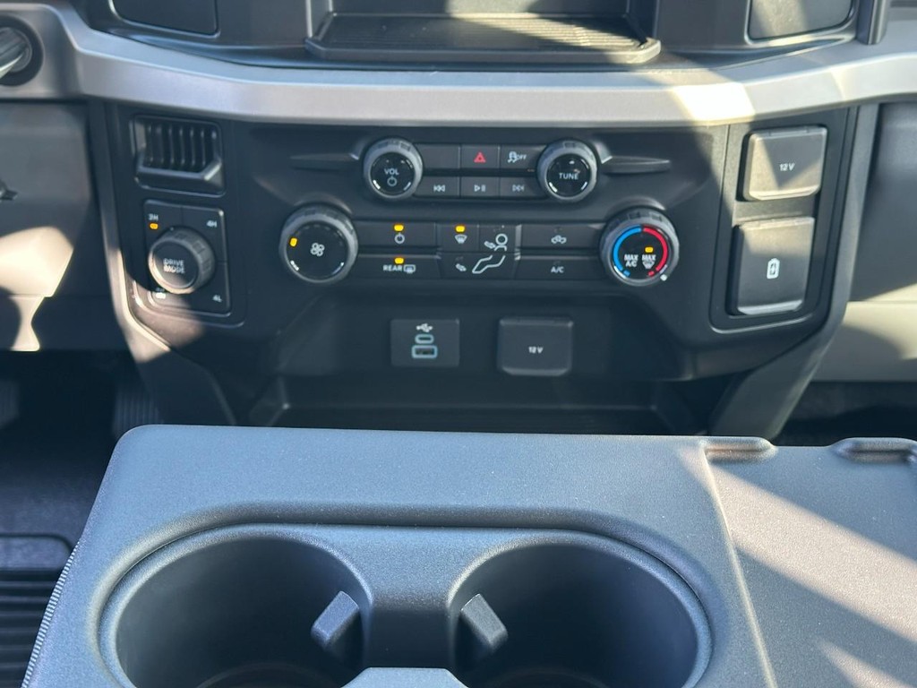 Ford Super Duty F-250 SRW Vehicle Full-screen Gallery Image 8