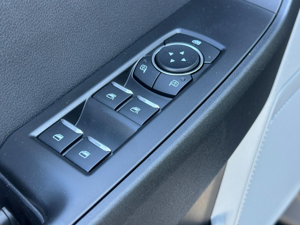 Ford Super Duty F-250 SRW Vehicle Full-screen Gallery Image 9