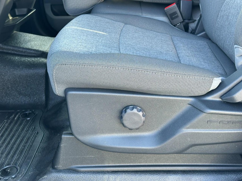 Ford Super Duty F-250 SRW Vehicle Full-screen Gallery Image 10