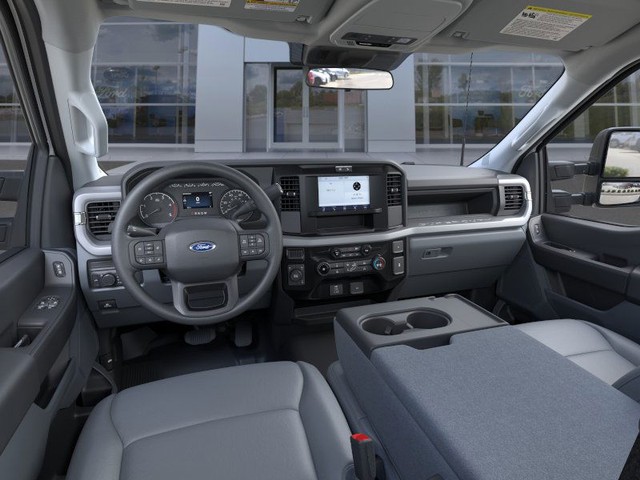 Ford F-250SD Vehicle Full-screen Gallery Image 9