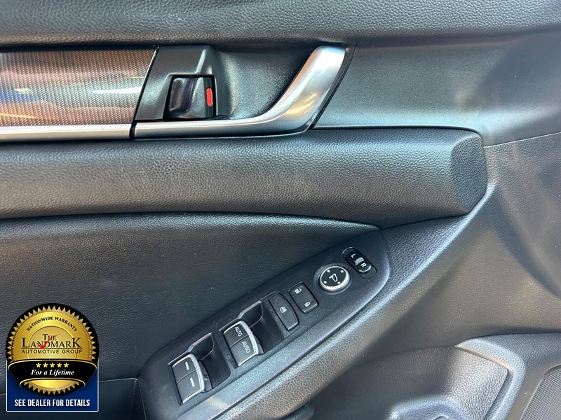 Honda Accord Sedan Vehicle Full-screen Gallery Image 08