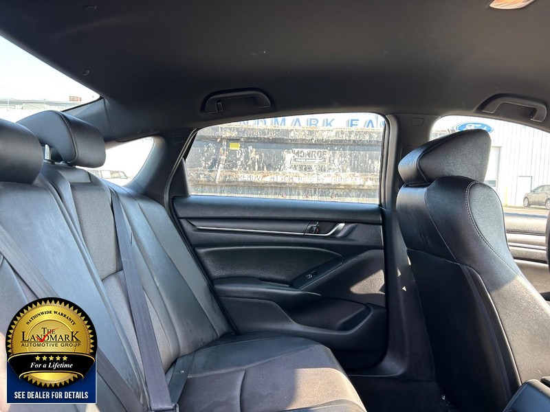 Honda Accord Sedan Vehicle Full-screen Gallery Image 14