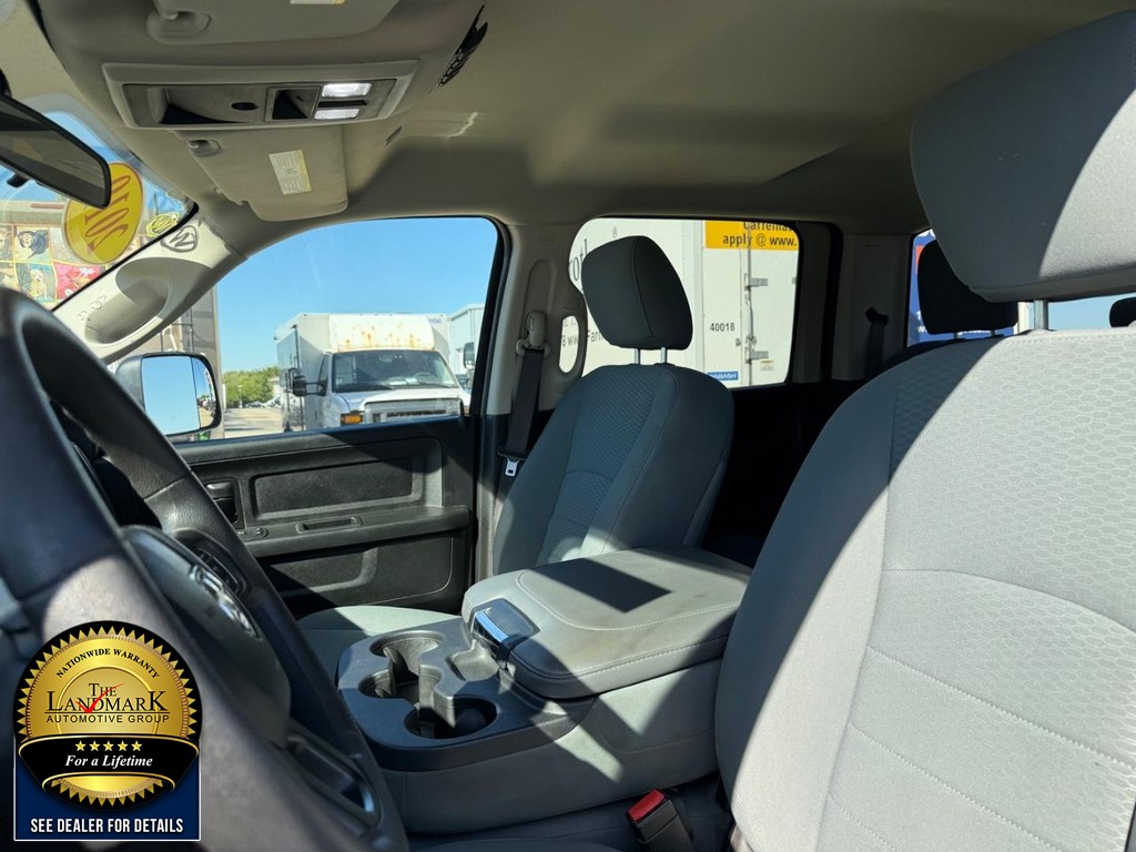 Ram 1500 Classic Vehicle Full-screen Gallery Image 09