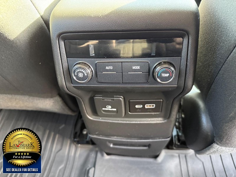 GMC Acadia Vehicle Full-screen Gallery Image 16