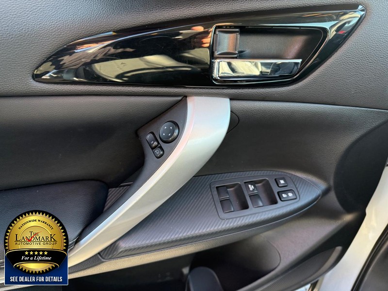 Mitsubishi Eclipse Cross Vehicle Full-screen Gallery Image 8