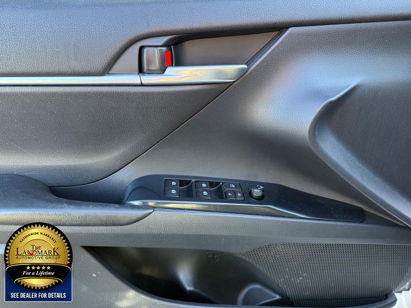 Toyota Camry Vehicle Full-screen Gallery Image 08