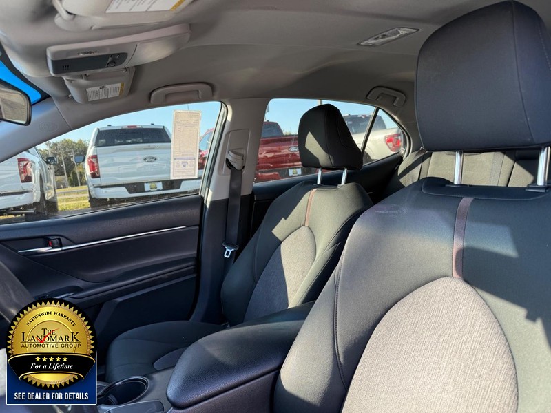 Toyota Camry Vehicle Full-screen Gallery Image 09