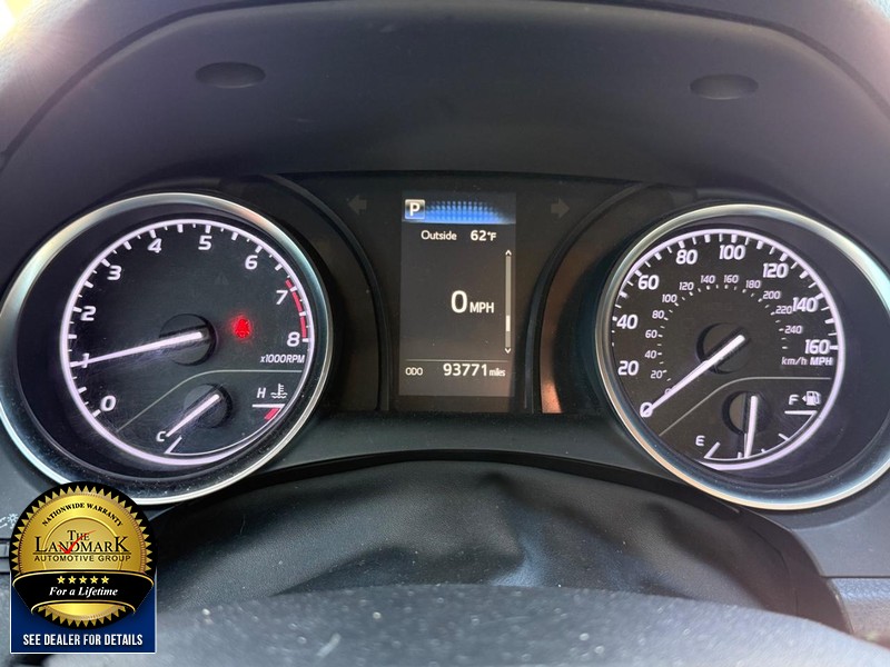 Toyota Camry Vehicle Full-screen Gallery Image 12