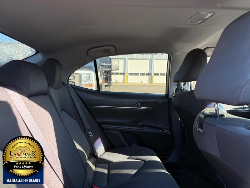 Toyota Camry Vehicle Full-screen Gallery Image 14