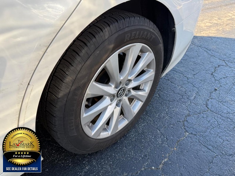 Toyota Camry Vehicle Full-screen Gallery Image 19