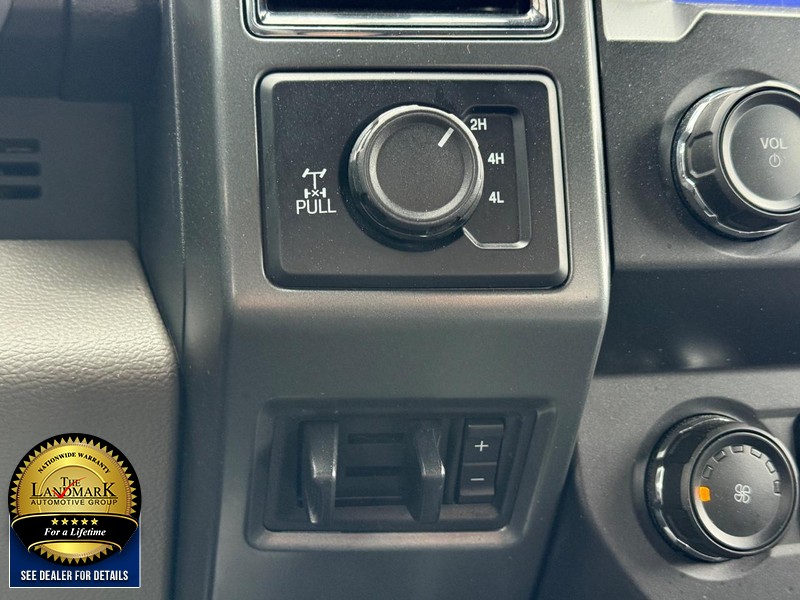 Ford Super Duty F-250 SRW Vehicle Full-screen Gallery Image 17